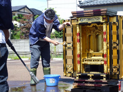 水害で被災したお仏壇の保管・水洗いを行っています。写真